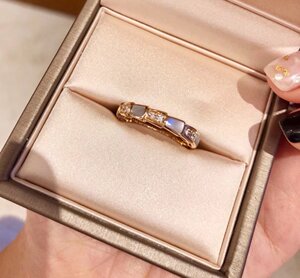 bvlgari/宝格丽经典18k玫瑰金蛇骨窄版镶钻珍珠贝母戒指男女对戒