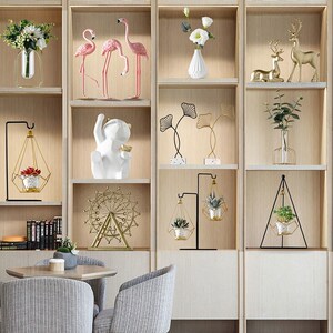 客厅摆设花柜子