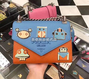 代购prada普拉达卡通机器人徽章单肩斜挎正品新明星同款正品女包