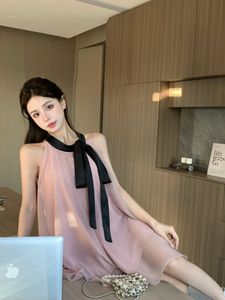 粉色雪纺挂脖吊带连衣裙女夏季2023新款小众设计宽松系带网纱短裙