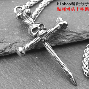 复古霸气骷髅人骨钛子人字架吊坠c钉钢男士项链朋克个性潮十毛衣