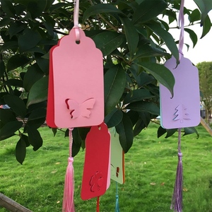 挂树上的许愿卡