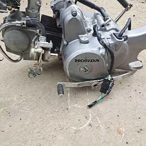 二手本田威武弯梁摩托车100发动机,价钱为机器价格不包邮.