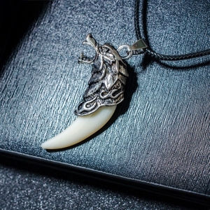 男生项链高级感霸气狼牙男士时尚吊坠学生个性潮挂件帅气bf挂坠