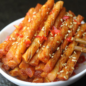 辣条零食佳龙津津有味素牛筋怀旧大礼包休闲麻辣网红爆辣美味