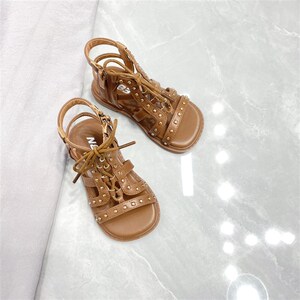 高端22年空季新款儿童凉鞋时尚铆钉e女童镂夏罗马凉靴复趾露古奢