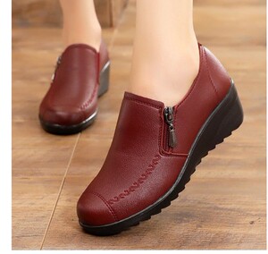 高档春秋款年妇女女装妈妈鞋中中老年鞋中跟坡跟皮鞋防滑软底休闲