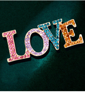 个性百搭字母love胸针男女情侣送礼饰品彩色镶钻love别针开衫配饰