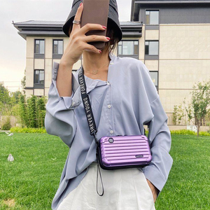 女生单肩包银色