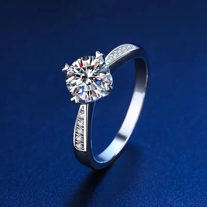 时尚18k金铂金镶嵌d色莫桑石钻戒直臂四爪爱心仿真钻石戒指婚戒女