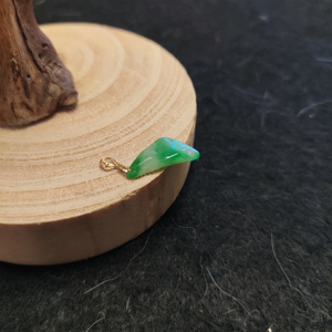 天然翡翠:高细糯化种 绿底飘正阳绿辣绿色花 随形特色18k金吊坠
