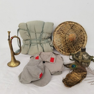 红色老物件行军壶草鞋斗笠军装冲锋号行军被革命怀旧收藏道具摆件