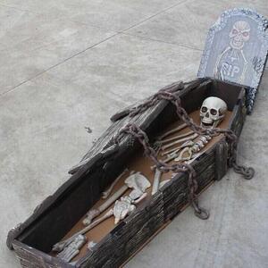 万圣节实拍骷髅骨头十字架与棺材床吸血鬼僵尸道具鬼屋吓人见描述