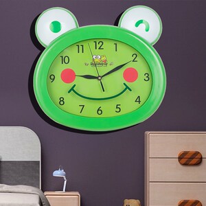 趣味小青蛙挂钟儿童卡通学生静音男孩卧室可爱挂墙家用钟表免打孔