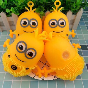 儿童玩具可爱发光公仔发泄解压闪光毛毛球小玩具夜市地摊货源