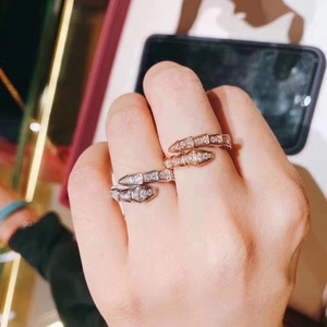 蛇形戒指宝格丽