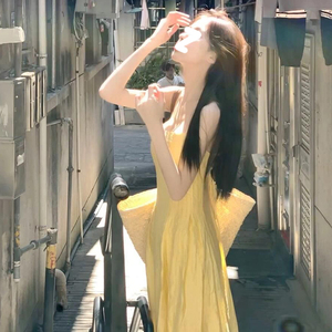 黄色吊带连衣裙女夏2024新款海边度假温柔风甜美修身气质法式长裙