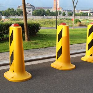 塑料带灯隔离墩警示柱小水马防撞桶公路护栏围栏反光分流桩