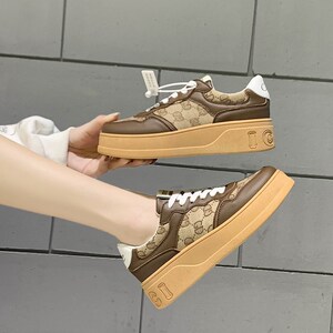 【奈斯希希】复古老花棕色厚底板鞋春款全牛皮ins女鞋港风运动鞋