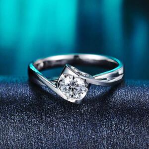 周六福适用美国进口d色莫桑石天使之吻钻戒pt950铂金50分1克拉女