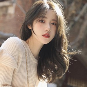 发型女短发中分