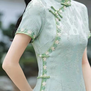 豆绿色旗袍