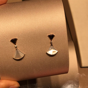 代购bvlgari/宝格丽耳钉18k金白贝母镶钻扇形小裙子耳环女士耳饰