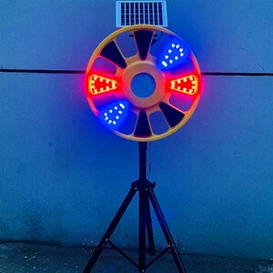 太阳能回转灯警示爆闪灯levd红蓝充电圆盘闪光灯回旋灯带一体支架