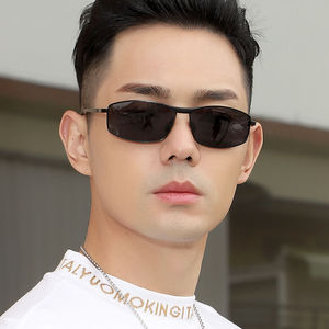 墨镜男士开车中年