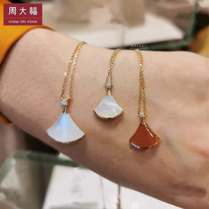 周大福项链女小裙子18k玫瑰金扇形白贝母au750锁骨链情人节礼物