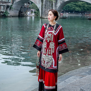 贵州彝族服装成人女高端棉麻刺绣定制服少数民族旅拍摄影表演服饰