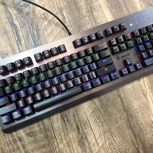 魔腾机械键盘青轴黑轴电竞104键混光带跑马灯游戏插拔轴金属吃鸡