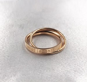 2022年2022年周大福焕美欧美风双环相扣交叉戒指简约钛钢镀18k玫
