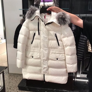 反季大折扣促销 法国moncler蒙口羽绒服女大毛领经典加厚抗寒外套