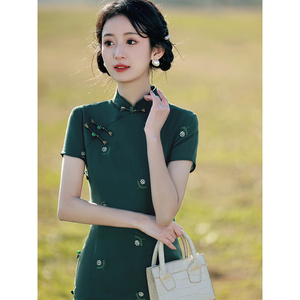 墨绿色旗袍2024年新款高级感长款高端年轻款气质小清新连衣裙秋季