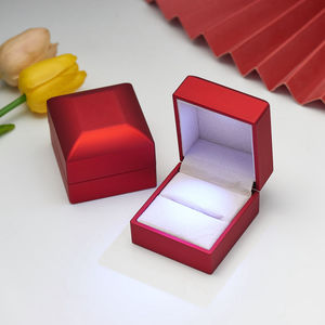 钻戒盒子求婚高档戒指盒单戒婚礼求婚交换用创意带灯双戒收纳盒子