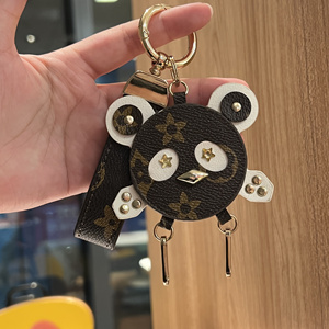适用lv新款老花机器人猫头鹰皮革钥匙扣包挂件小鸡汽车钥匙扣挂饰