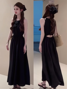 法式黑色无袖背心连衣裙女夏季2024新款设计感小众后背露腰长裙子
