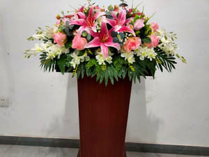 讲台花仿真花演讲台装饰桌花挂花发言主持主将台花红色讲台上的花