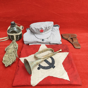 tb4742090572淘宝红色老物件行军壶草鞋斗笠军装冲锋号行军被革命