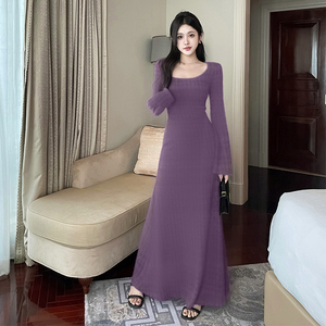 早春高级感法式紫色方领连衣裙子女2024新款长袖风情万种掐腰长裙