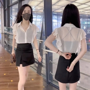 2023夏季套装超仙爆款清新纯色外穿白色花边袖衬衣+黑色褶皱短裙