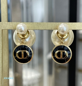 代购 dior/迪奥 22新款黑色珐琅吊坠cd字母珍珠女士耳环耳钉