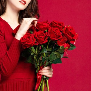 仿真红玫瑰手捧花外景婚纱拍照道具假花绒布家居桌面花束摆设装饰