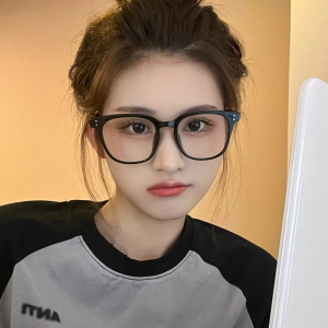 方框眼镜女学生