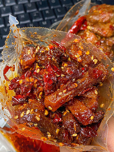 小南家手工麻辣牛肉辣条香辣味素食面筋辣条牛肉粒辣条小吃零食