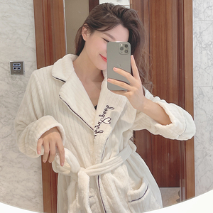 纯白色睡袍女