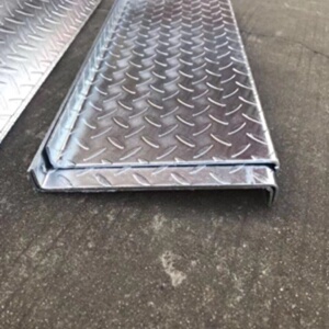 花纹钢板Z型热镀锌防滑楼梯踏步板防滑欢迎来图来尺寸加工定制。
