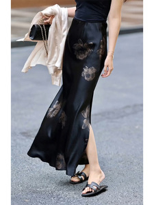 新中式国风黑色醋酸半身裙洋气减龄轻熟风高腰分叉缎面长裙子夏季