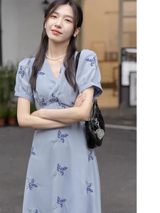 「叙境」蓝色V领短袖连衣裙女2024夏季新款花卉图案设计气质裙子
